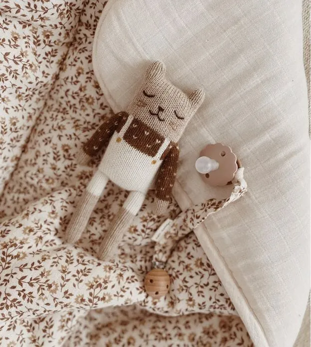 Câlin - Chaton avec salopette écru - Main Sauvage – Image 2